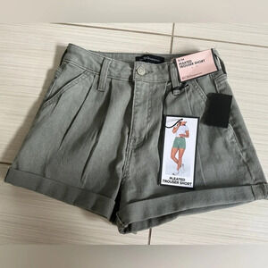 NWT BCBGeneration pleated trouser shorts| size 24